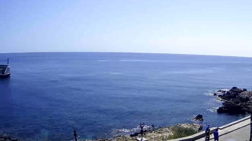 Blauer Himmel an der Promenade in Cala Ratjada, wohin der Blick auch schweift.