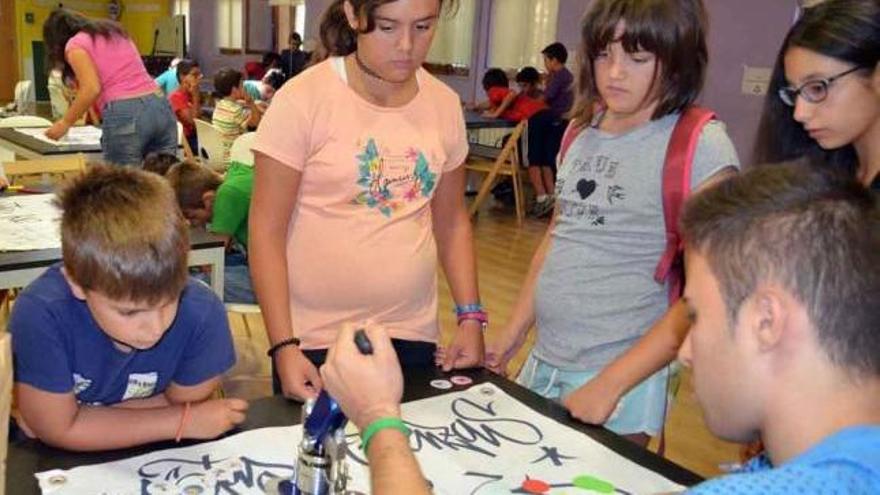 Los jóvenes aprovecharon también diseños ya elaborados para creación de sus chapas.