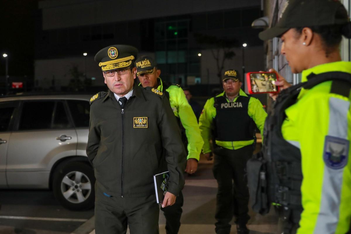 El general de Policía Freddy Sarzosa (c) da declaraciones sobre la extradición desde Panamá de Daniel Salcedo, imputado en un caso de corrupción conocido como Metástasis, que investiga la infiltración del crimen organizado en el Estado, hoy en el aeropuerto Mariscal Sucre en Quito (Ecuador).