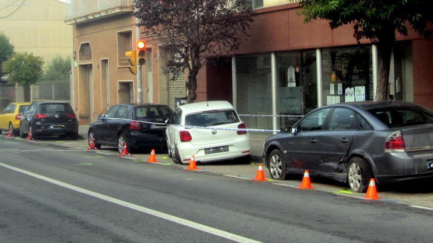 Un cotxe xoca contra tres turismes estacionats a Sant Fruitós