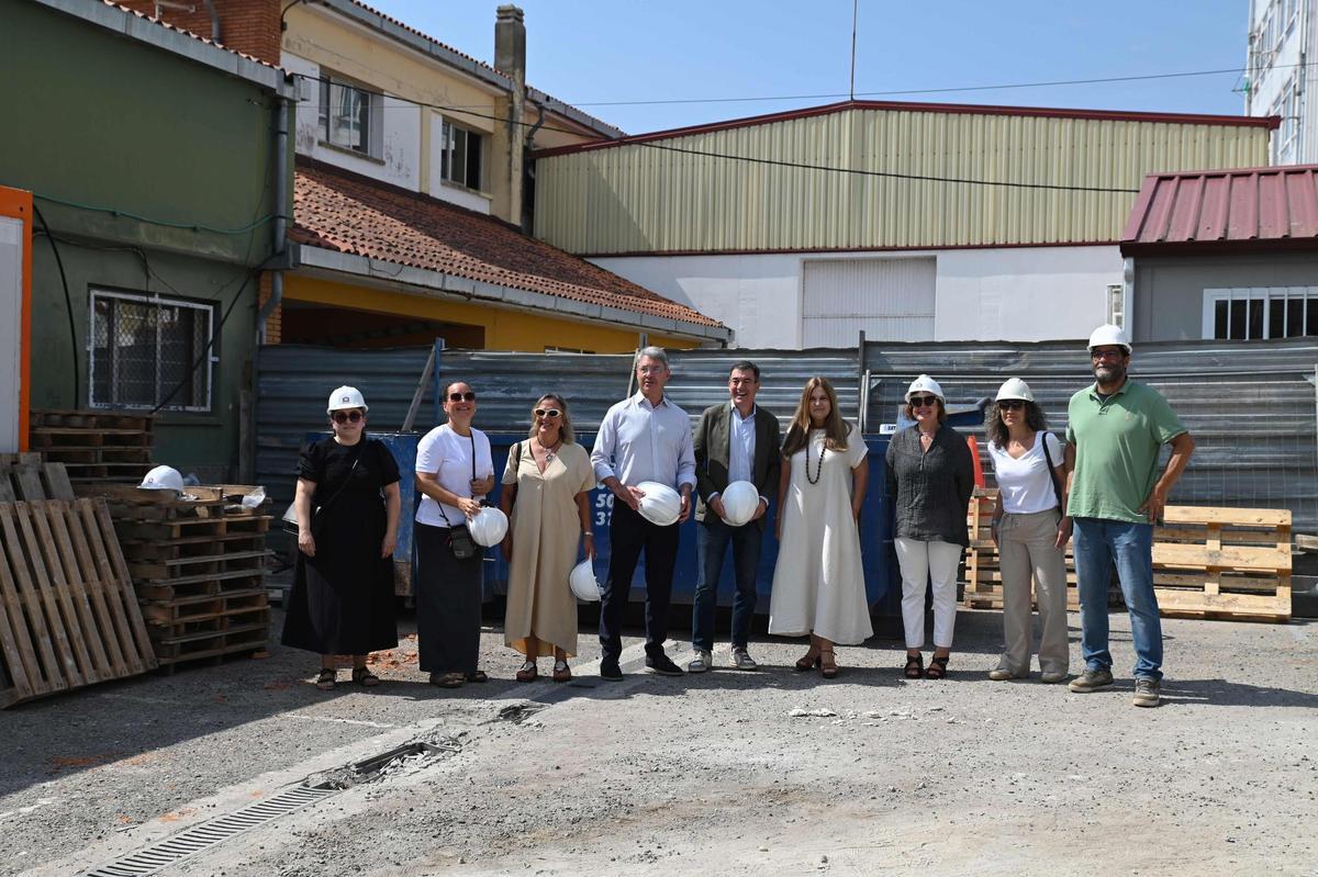 Asistentes a la visita del conselleiro.