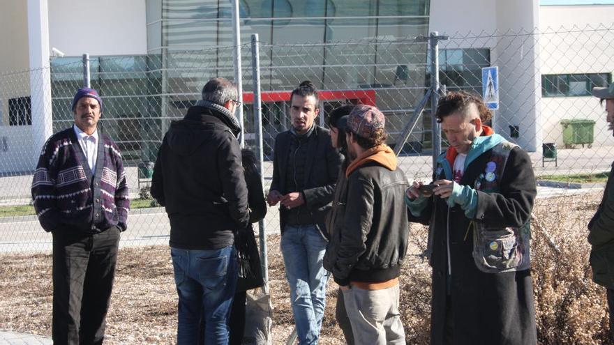 Familiares y miembros de la plataforma esperan en la puerta de la prisión.