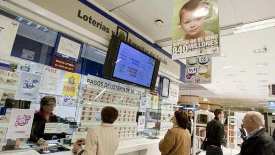 Venta de lotería, ayer, en la administración de El Corte Inglés de Alicante, que dio un quinto el día 22.