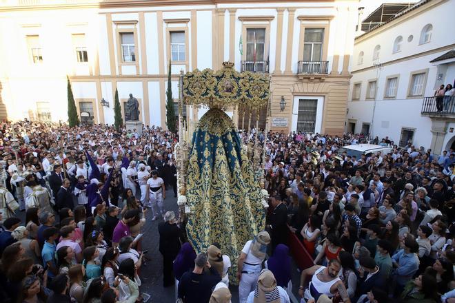 La procesión de la Hermandad de la Santa Faz, en imágenes