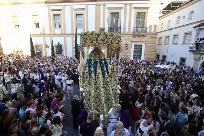 La procesión de la Hermandad de la Santa Faz, en imágenes