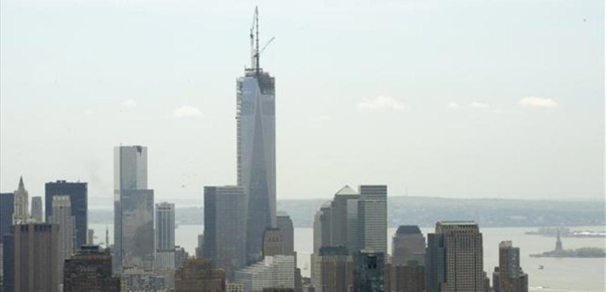 Vista del One World Trade Center amb l’antena en forma d’espiral en el cim de l’edifici.