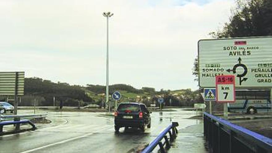 Varios vehículos circulando ayer por la nueva rotonda de Peñaullán.