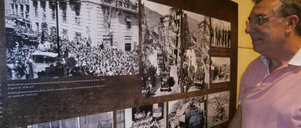 Àngel Beneito muestra uno de los paneles incorporados a la exposición, con una columna militar.