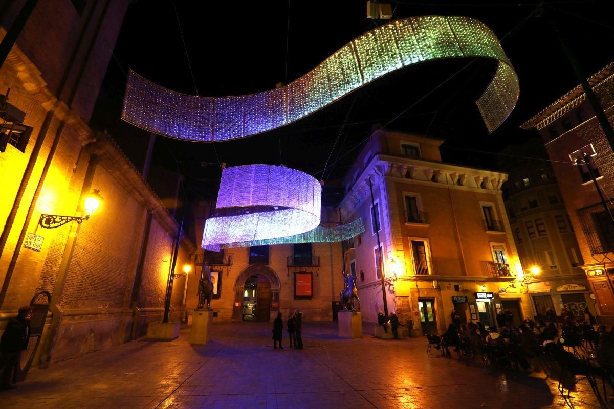 Las luces de Navidad iluminan Zaragoza