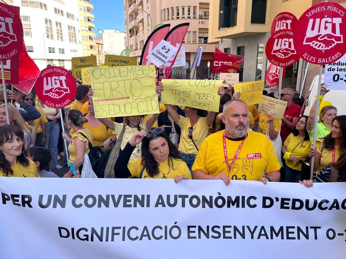 Protesta de los sindicatos UGT, CCOO y STEI, este lunes, frente a la patronal CECEIB.