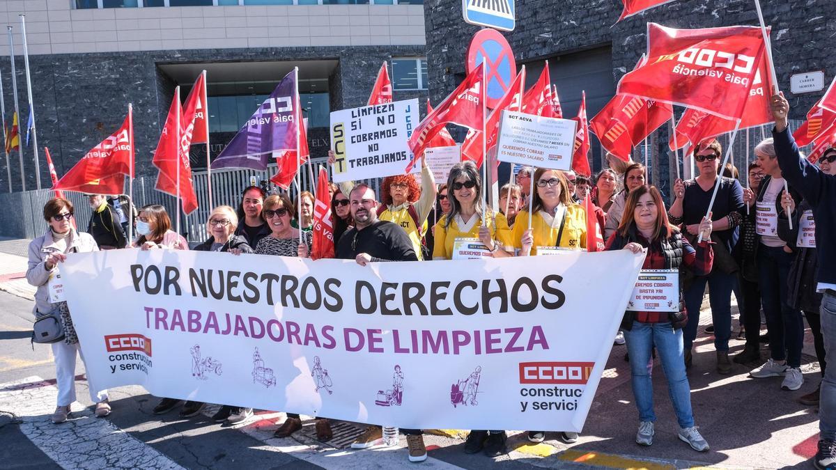 Una foto de archivo de una concentración anterior de las trabajadoras de Limpiezas Córdoba frente a la Ciudad de la Justicia de Elche