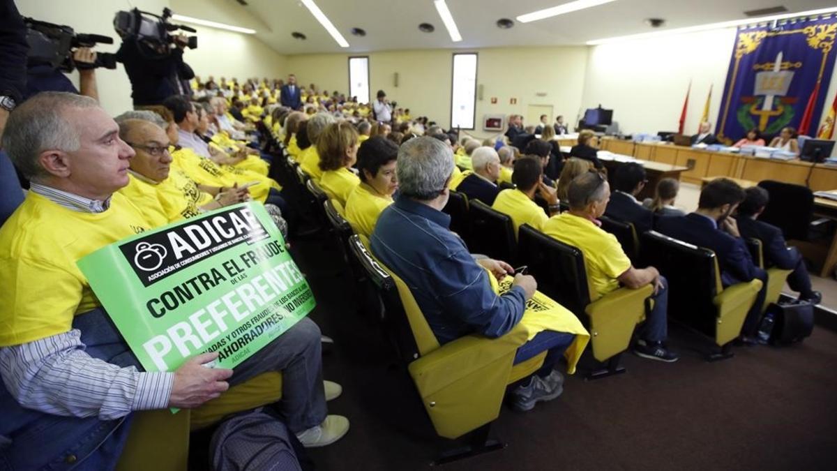 Afectados por el escándalo de las preferentes de Caja Madrid, durante la última vista del juicio.