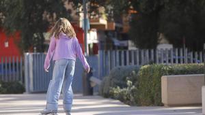 Una niña en un parque.