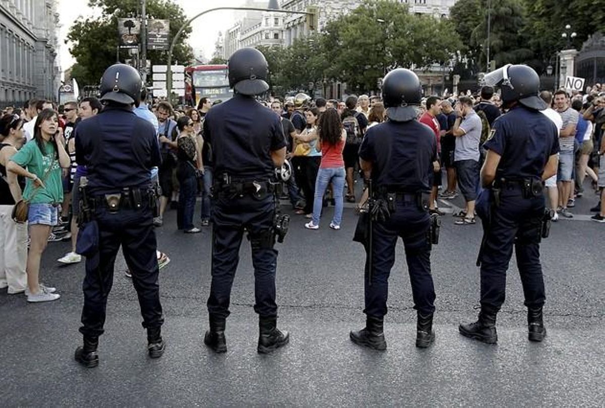 Agents antiavalots impedeixen el pas als manifestants per la Carrera de San Jerónimo quan pretenien arribar a les portes del Congrés.
