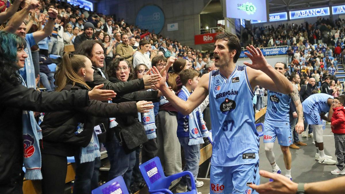 Andric celebra amb l'afició la victòria del Breogán de la setmana passada contra el Baskonia