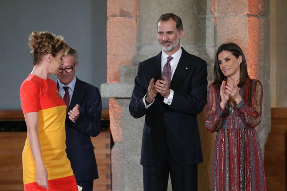 Letizia Ortiz con vestido de Intropia junto a Felipe VI y Agatha Ruiz de la Prada