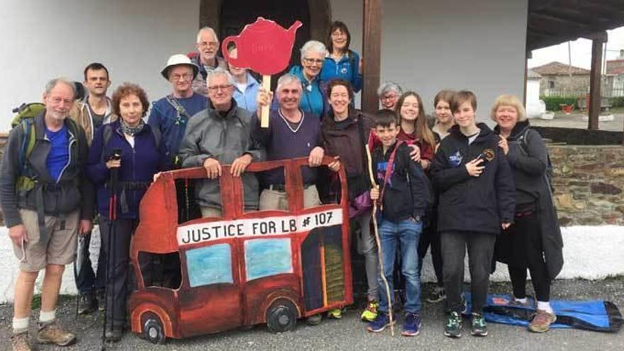 El grupo de peregrinos, durante su viaje hasta Santiago de Compostela con el autobús rojo que identifica su la campaña &quot;Justice for LB&quot;.