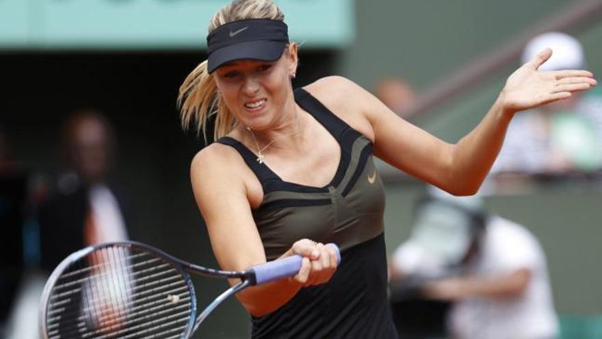 Sharapova devuelve una bola a la tenista china.