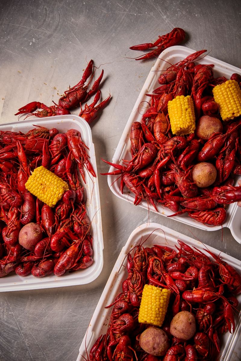 Cangrejos de río hervidos y servidos con mazorcas.