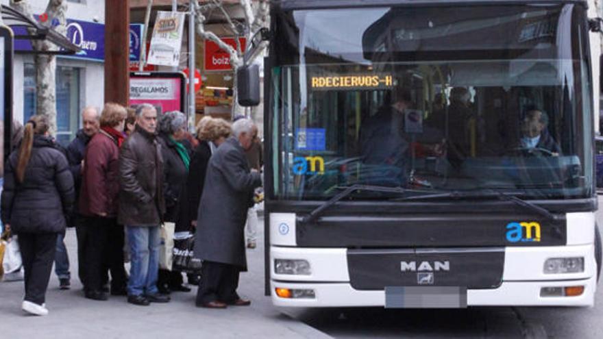 Varios zamoranos toman un autobús en la parada de la plaza de Alemania.