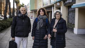 Álvaro, Sole y Marta, tres vecinos de Ermita del Santo, posan ante el centro comercial que se convertirá en pisos de lujo.
