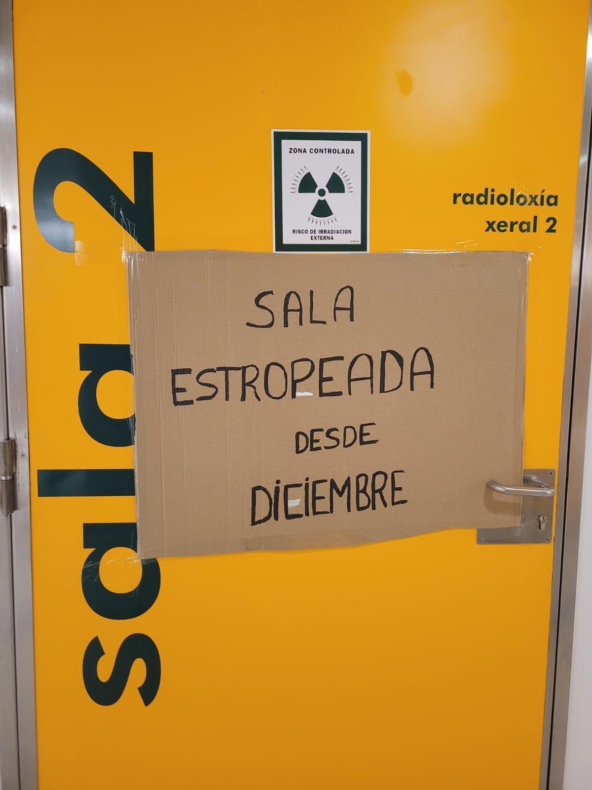 Cartel en la puerta de acceso a la sala de rayos del Servicio de Urgencias del Hospital Universitario que está inoperativa.