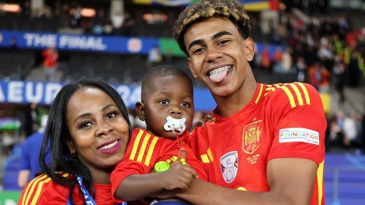 Lamine Yamal, junto a su familia: su madre Sheila Ebana y su hermano Keyne Yamal
