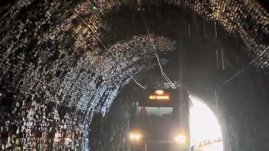 Vídeo enregistat pel maquinista del tren, on es veu que dins del túnel hi plou a bots i barrals