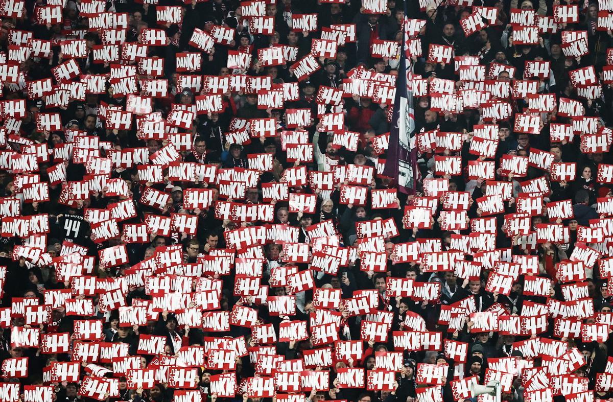 LEIPZIG (Germany), 17/01/2026.- Supporters display posters with the number 44 of Kevin Kampl of Leipzig to honor his last match ahead of the German Bundesliga soccer match between RB Leipzig and Bayern Munich in Leipzig, Germany, 17 January 2026. (Alemania) EFE/EPA/FILIP SINGER CONDITIONS - ATTENTION: The DFL regulations prohibit any use of photographs as image sequences and/or quasi-video
