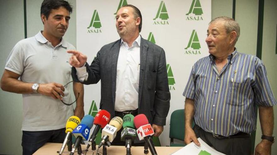 Donaciano Duro, presidente de Asaja, en el centro, con otros representantes del sindicato en Burgos.