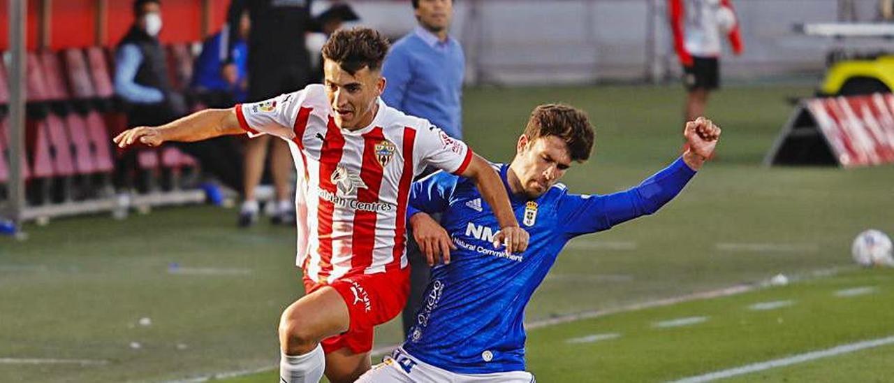 Jimmy lucha por un balón con Buñuel en el partido del Oviedo en el campo del Almería. |