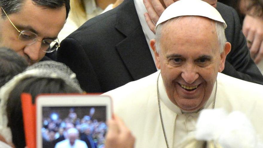 Francisco saluda a los fieles el martes en el Vaticano.