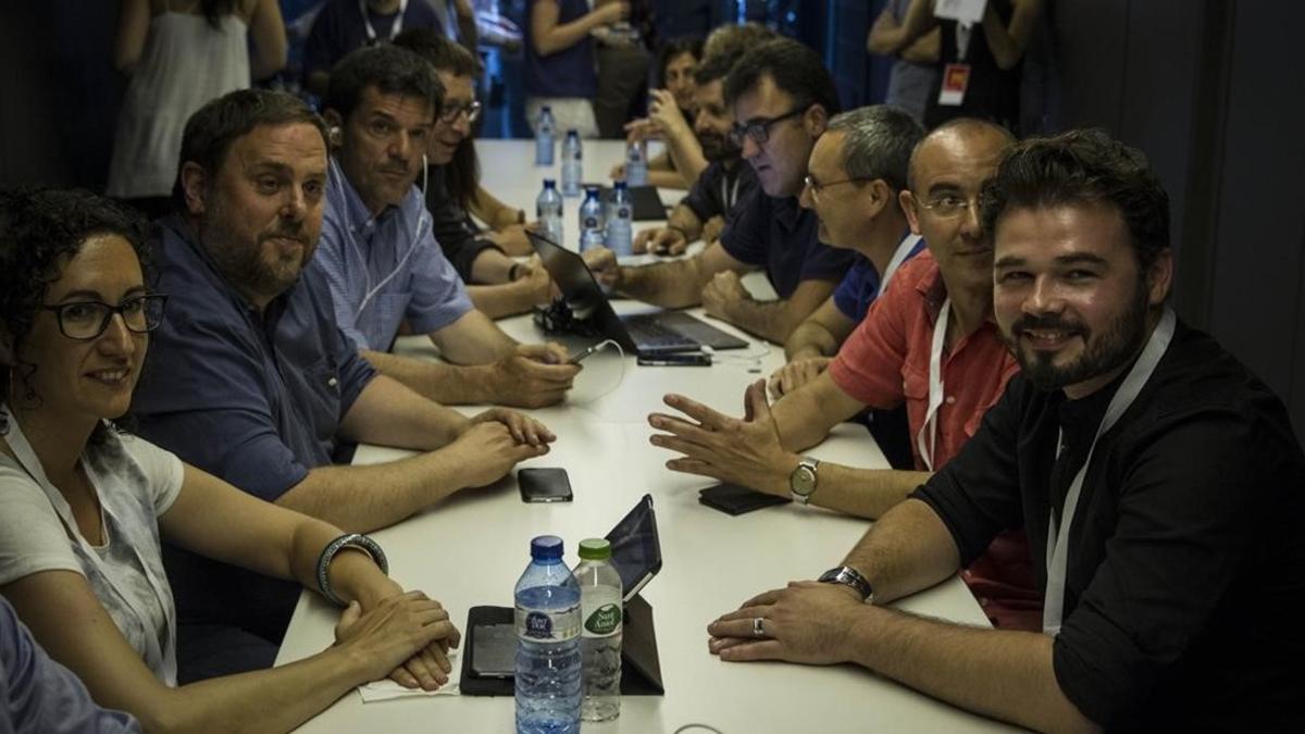 Gabriel Rufián (derecha), Oriol Junqueras y Marta Rovira (izquierda), en la reunion del comité de campaña de ERC en la sede electoral del partido, en el museo del Born.