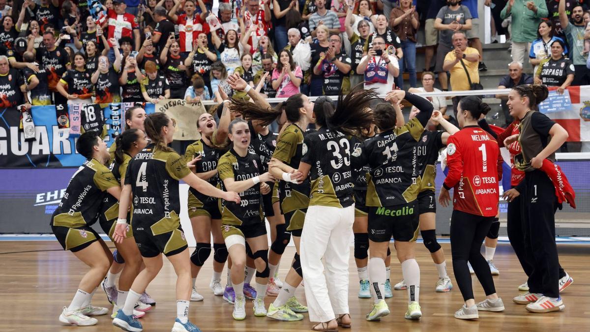 Ls jugadoras cantan y bailan a la conclusión de la final. | MARTA G.BREA