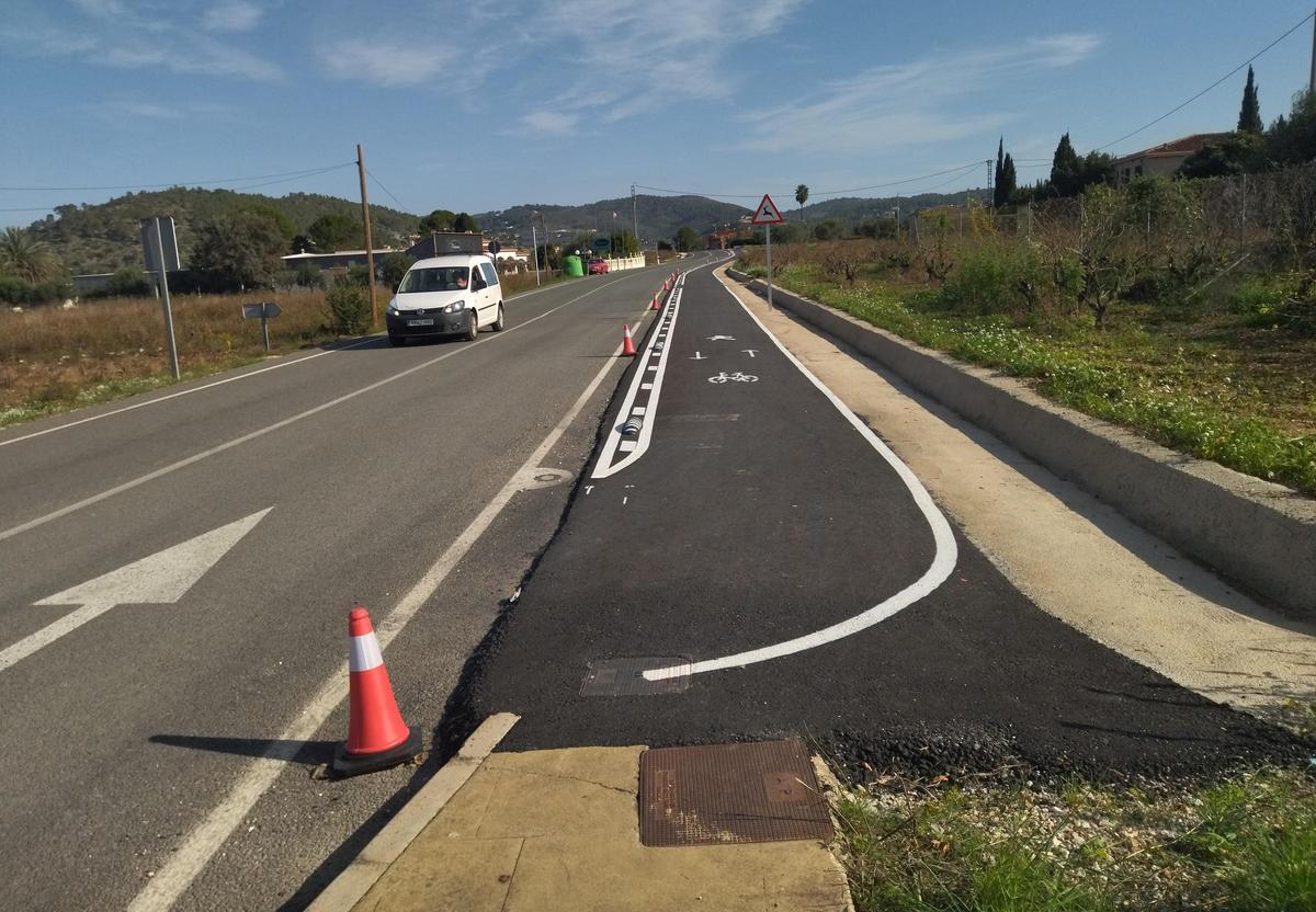 El carril, en el tramo que parte de Xaló.