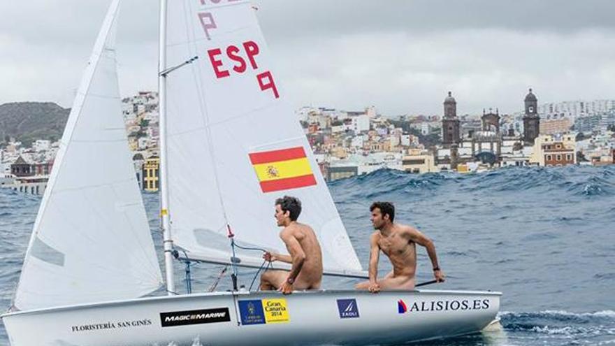 Los campeones de España de 470 navegan desnudos por la bahía