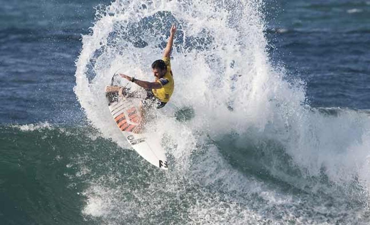 Joel Parkinson de Australia compite en el campeonato Reef Hawaiian Pro de surf en Haleiwa (Hawái).