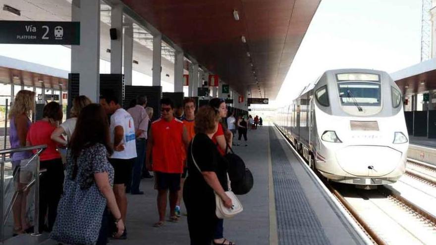 Un grupo de viajeros espera el Alvia Madrid-Galicia en la estación de tren de Zamora.