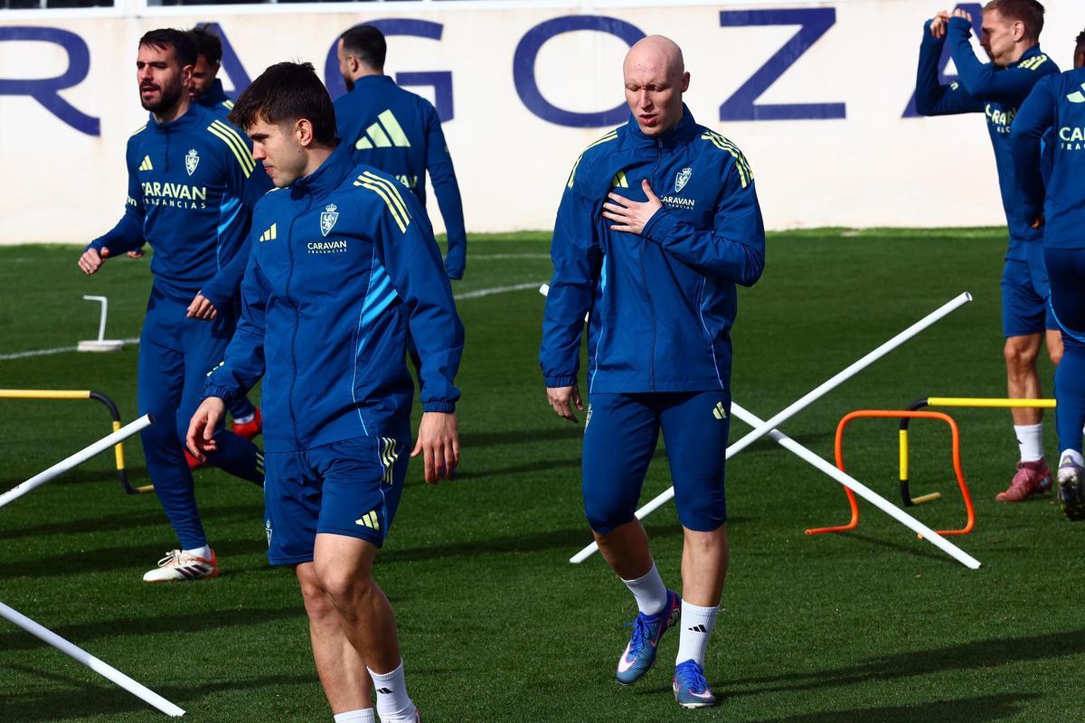 Valery, detrás de Aguirregabiria e Insua, en un entrenamiento.