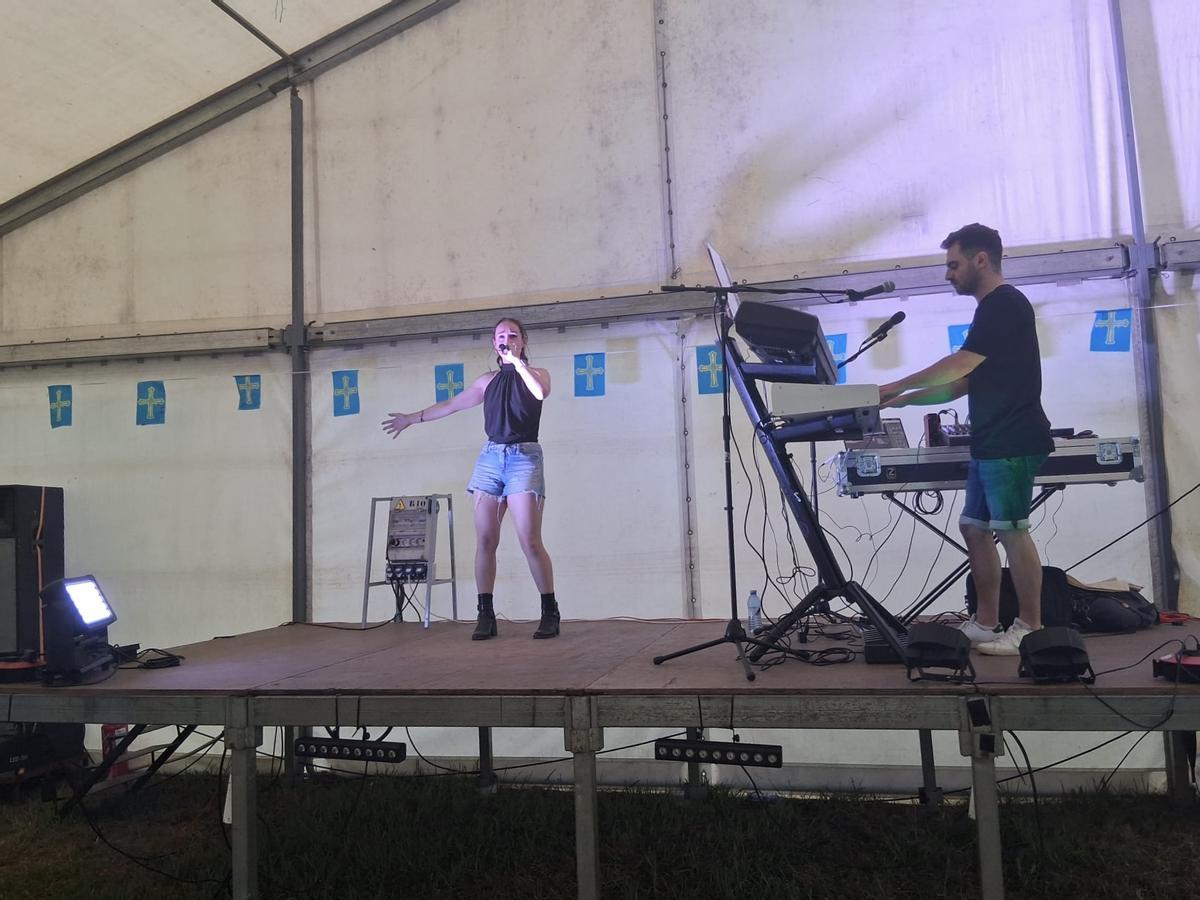 Silvia Llera y DJ Nadal, integrantes del dúo "Espacio" actuando en Las Caldas.