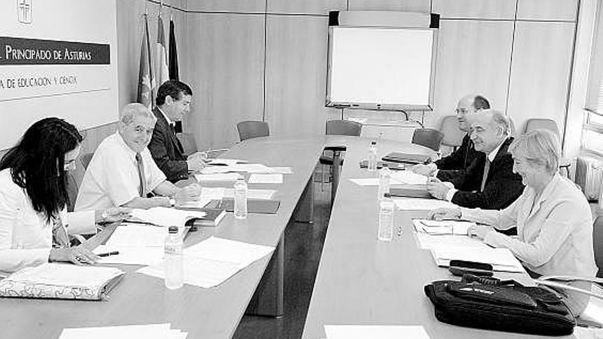 El consejero José Luis Iglesias Riopedre y el rector, Vicente Gotor, con sus respectivos equipos, durante una reunión.