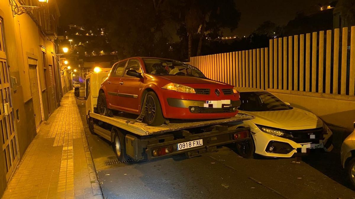 Choca contra cuatro coches aparcados en Las Palmas de Canarias.