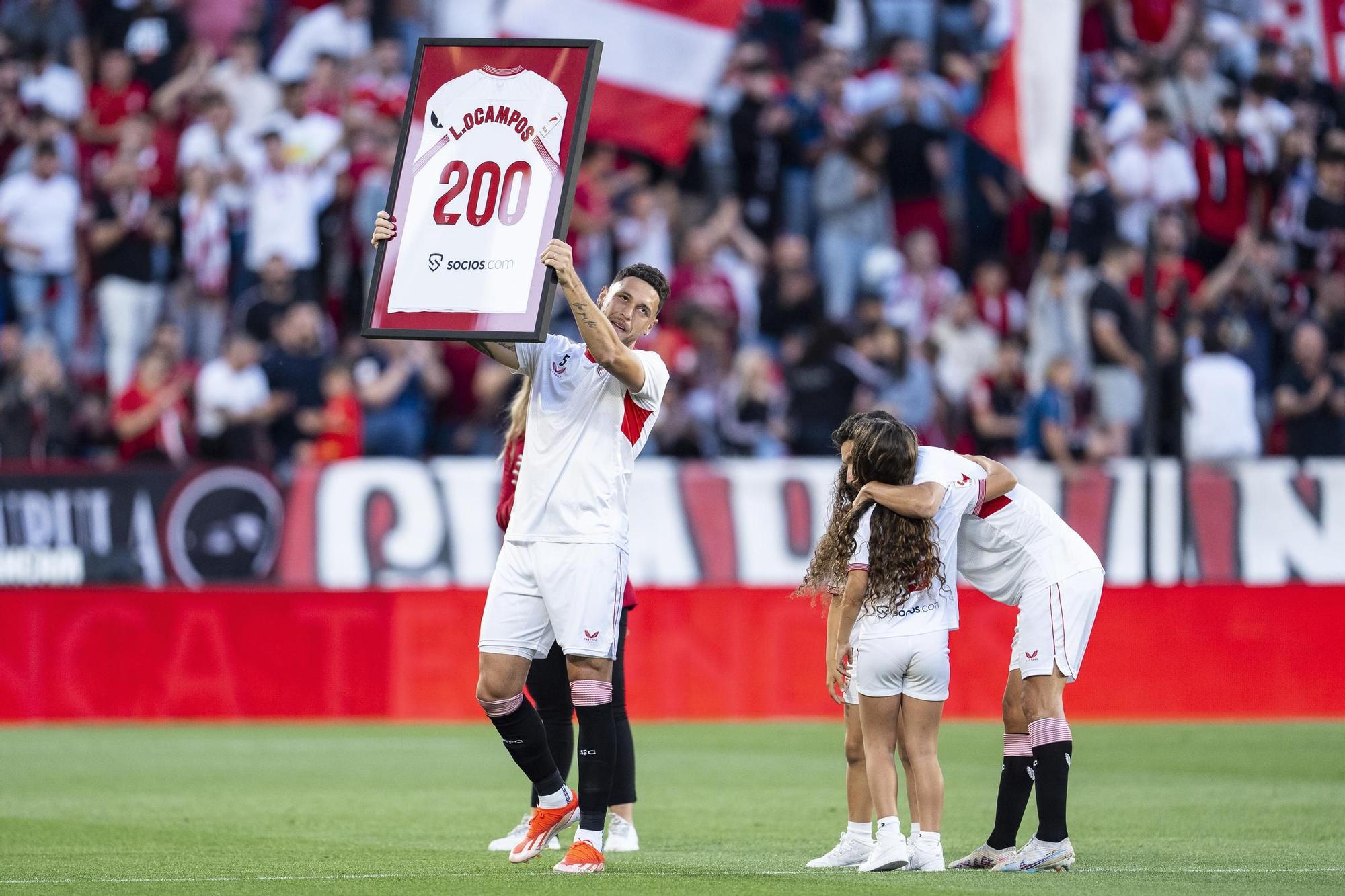 Tribute to Lucas Ocampos of Sevilla FC for playing 200 games during the Spanish league, LaLiga EA Sports, football match played between Sevilla FC and Granada CF at Ramon Sanchez-Pizjuan stadium on May 5, 2024, in Sevilla, Spain. AFP7 05/05/2024 ONLY FOR USE IN SPAIN / Joaquin Corchero / AFP7 / Europa Press;2024;Soccer;Sport;ZSOCCER;ZSPORT;Sevilla FC v Granada CF - LaLiga EA Sports;