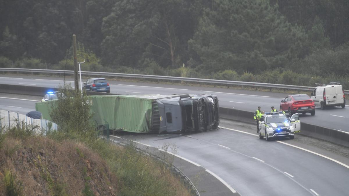 El vuelco de un camión en la AG-55 a la altura de Loureda corta el tráfico en la autopista A Coruña-Carballo