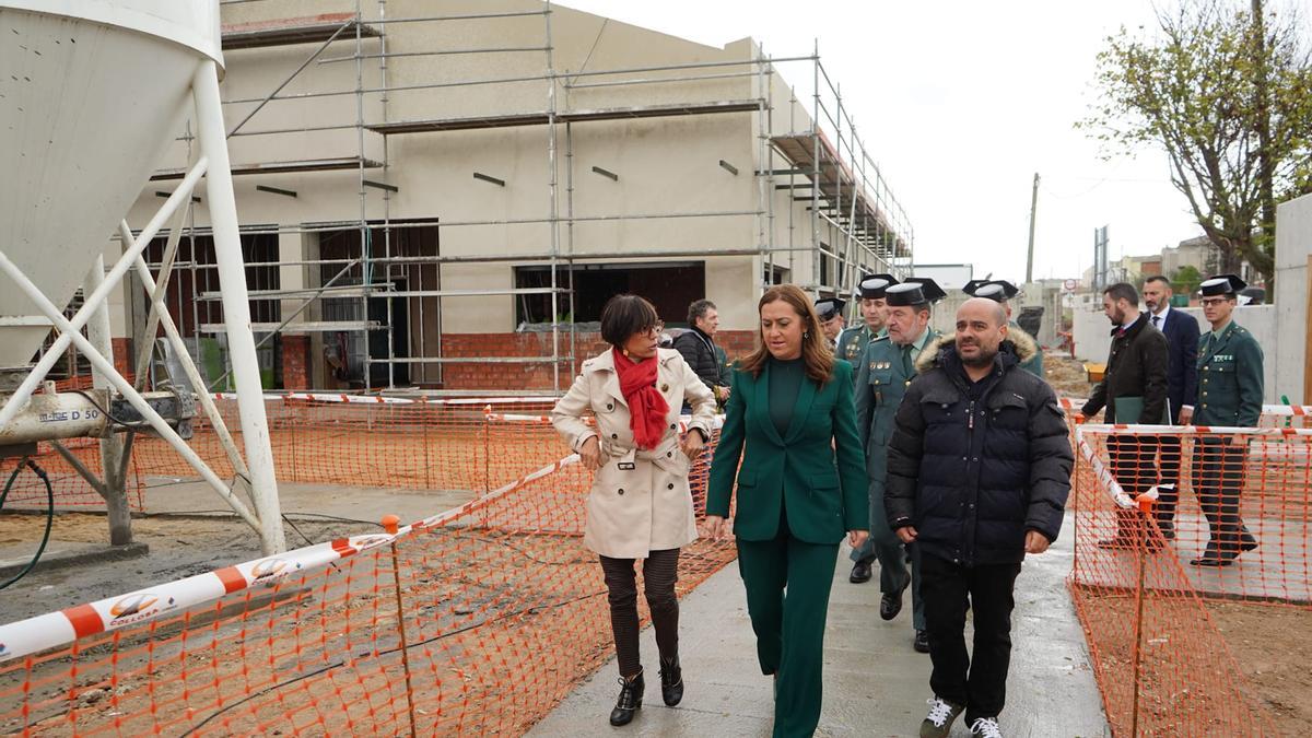 María Gámez, Virginia Barcones y Eduardo Folgado caminan entre las obras de construcción del nuevo cuartel.