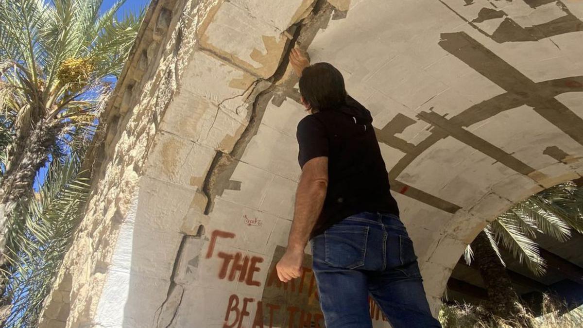 Las grietas que sufre el acueducto centenario de Riegos de Levante, situado junto al Puente de la Generalitat. | MATÍAS SEGARRA