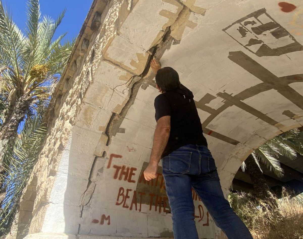 Las grietas que sufre el acueducto centenario de Riegos de Levante, situado junto al Puente de la Generalitat. | MATÍAS SEGARRA