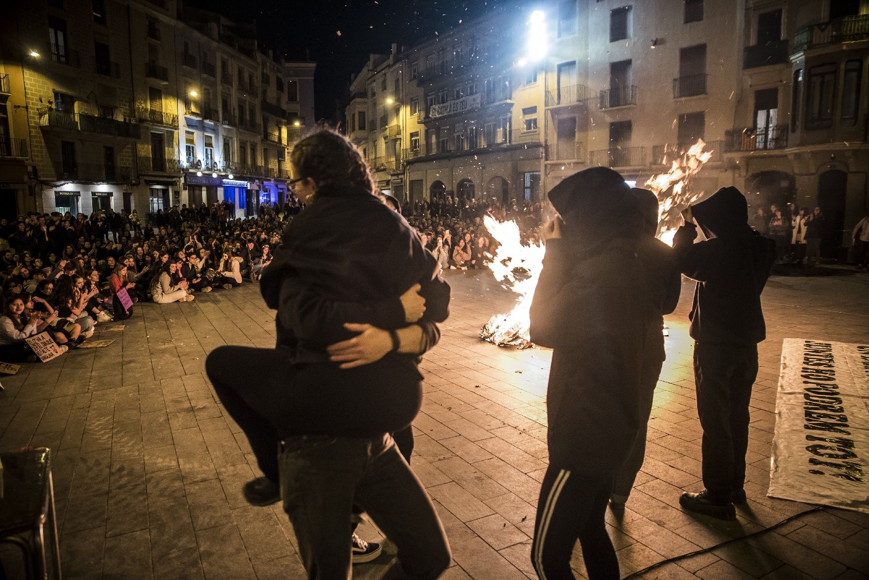 Manresa condemna la violència masclista en la manifestació del 8M