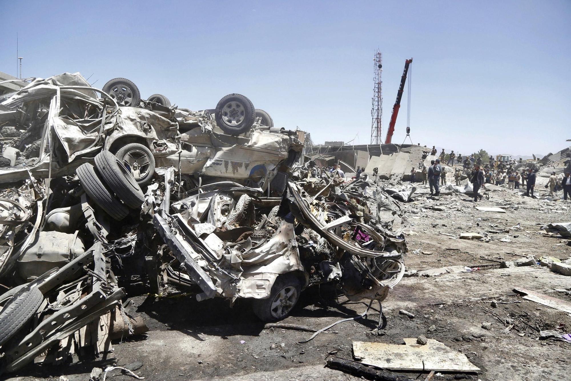 Restos de un atentado con coche bomba en Kabul, en 2017.