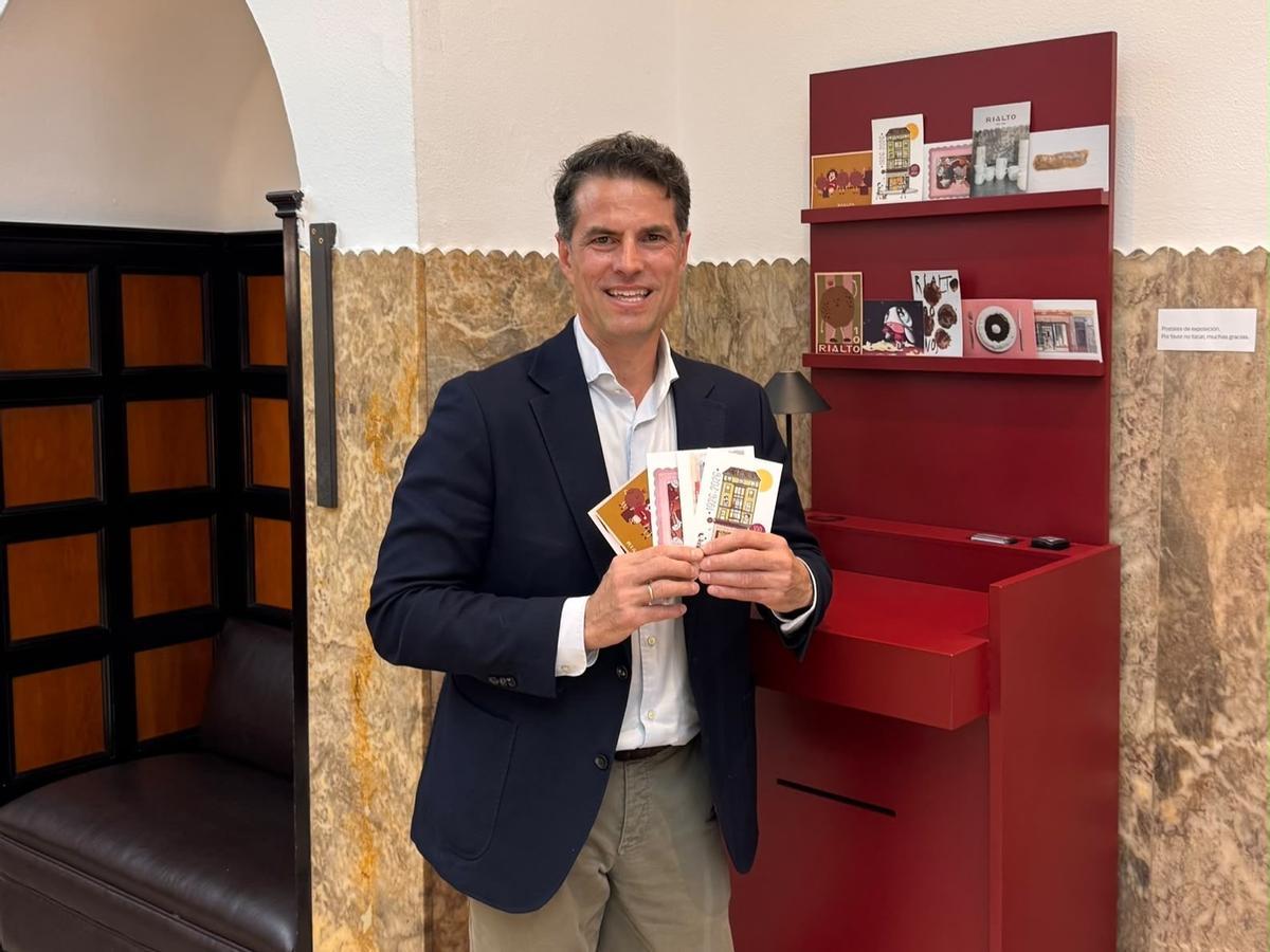 Francisco Gayoso, gerente de Rialto, con las postales.